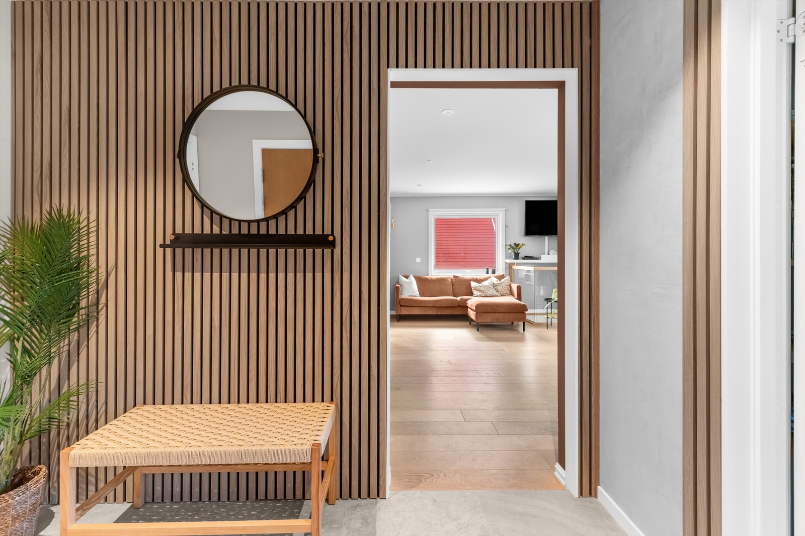 Dekorativ spilevegg som er del av senere oppgraderinger, og som skaper en lun overgang mellom entré og stue samtidig som den tilfører karakter til rommet. Galleribilde