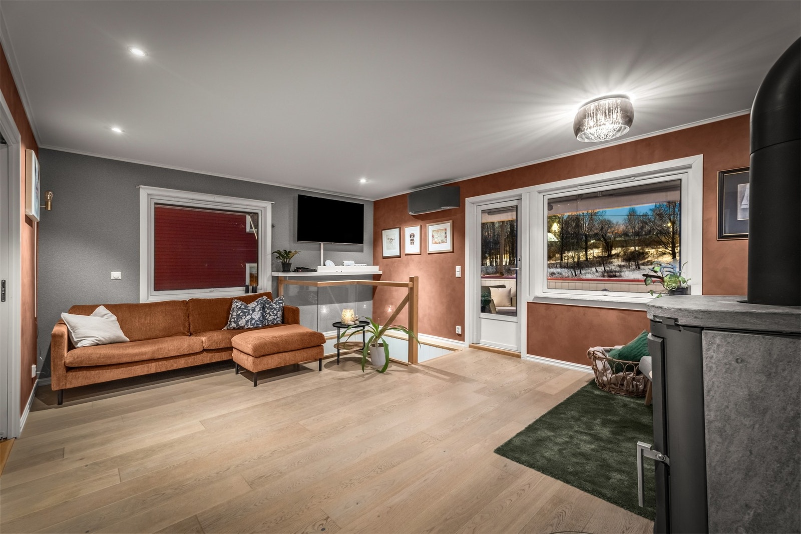 Hele 1.etg har downlights, varmefolie og lydisolert tak! Galleribilde