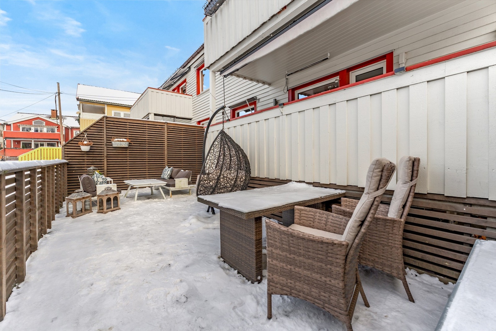 Dagligvarehandel kan gjøres på blant annet Meny og Rema 1000, begge med kort avstand på Kalbakken Senter. Galleribilde