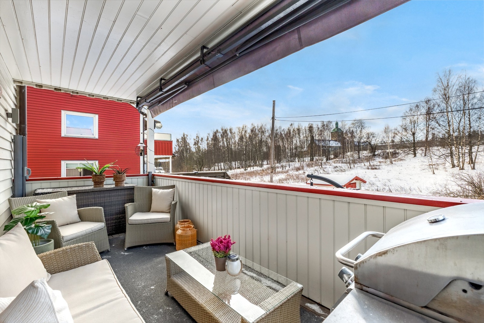 Overbygd veranda med direkte utgang fra stuen som forlenger oppholdsrommet utendørs. Galleribilde