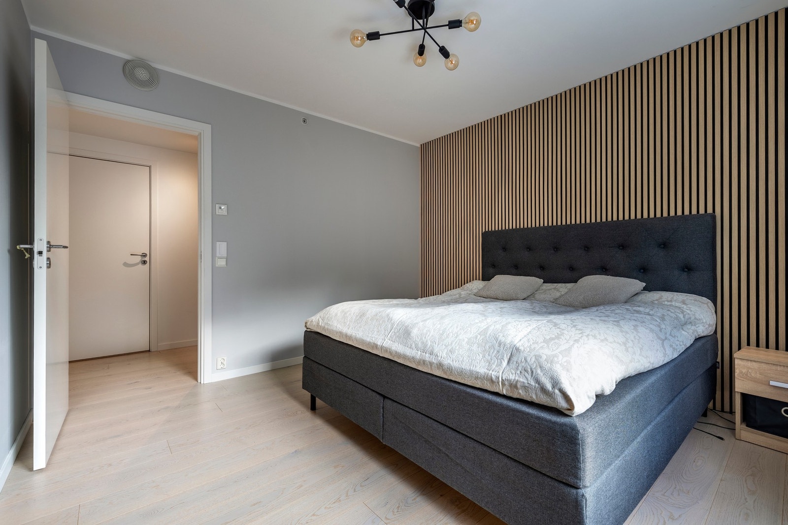 Rommene er malt i lyse, nøytrale farger, og har parkett på gulvet. Galleribilde