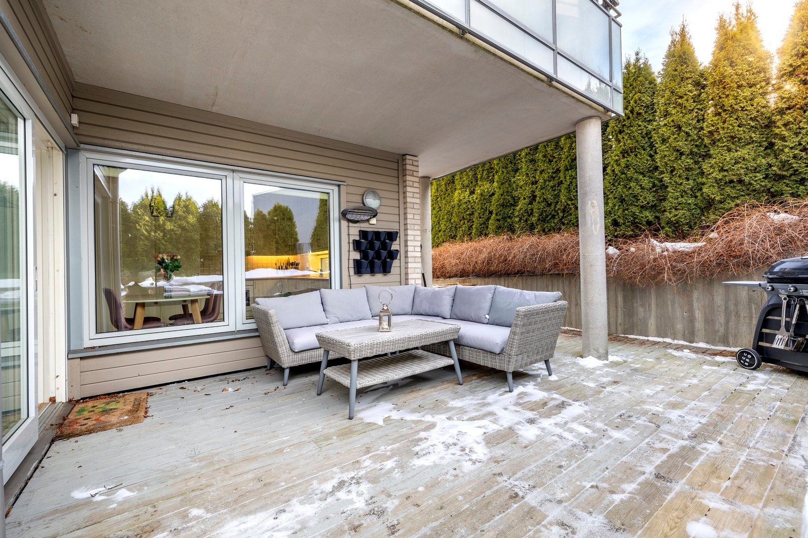 Fra stuen er det utgang til en romslig terrasse på ca. 30 kvm med god plass til utemøbler. Galleribilde