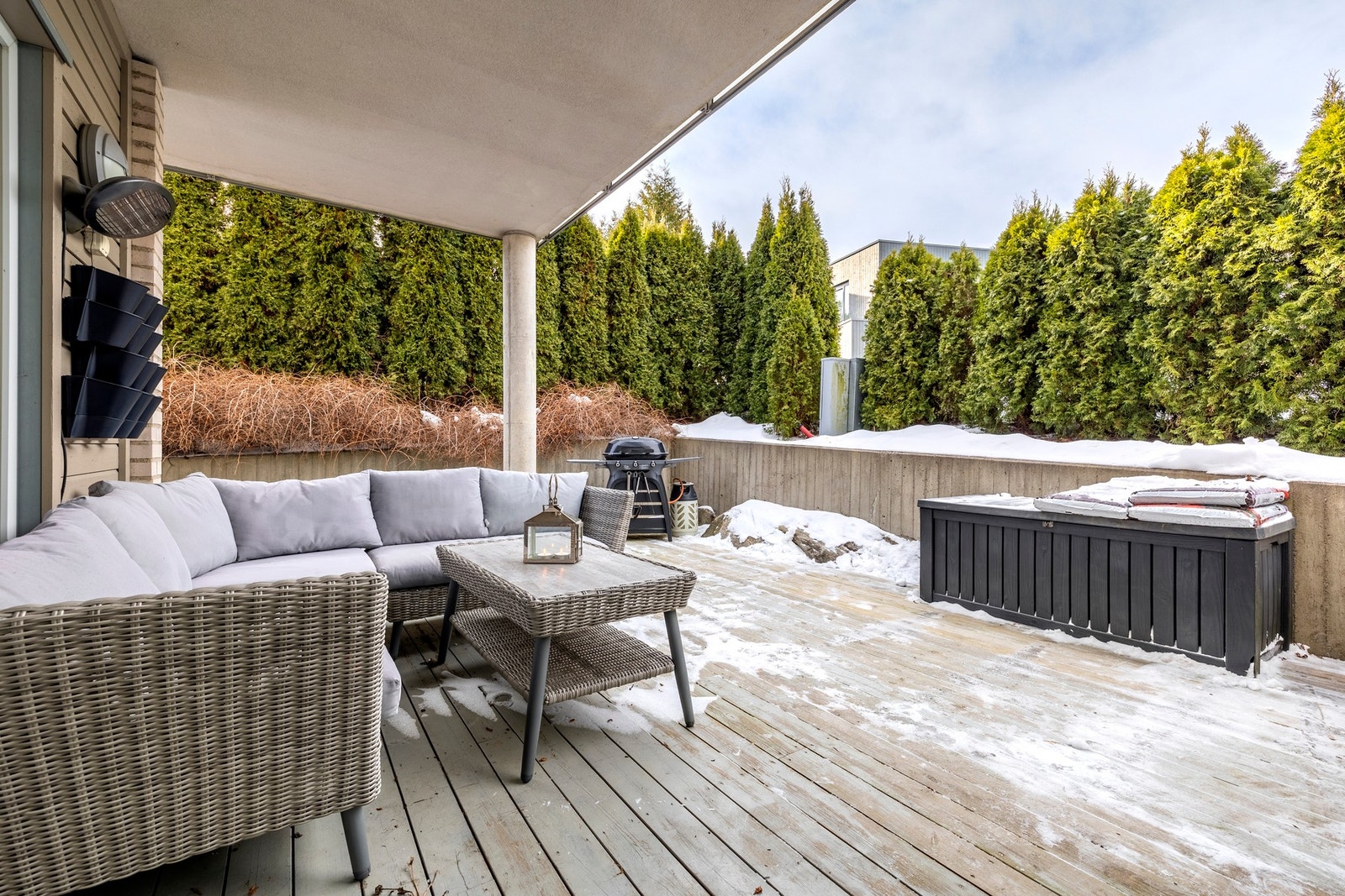 Terrassen fungerer som en naturlig forlengelse av oppholdsrommet i sommerhalvåret. Galleribilde
