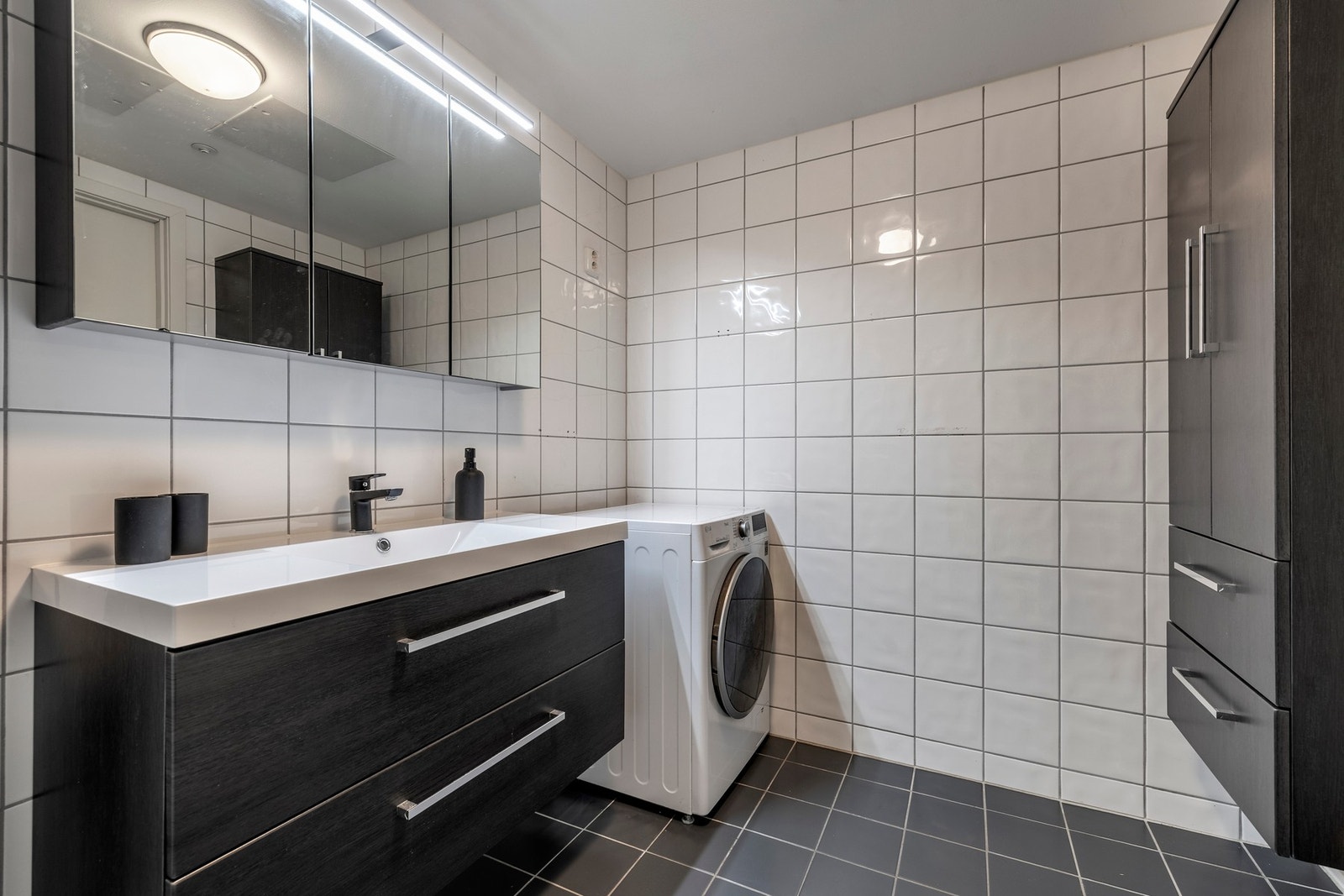 Det er også opplegg for vaskemaskin, samt et høyskap for ekstra oppbevaringsplass. Galleribilde