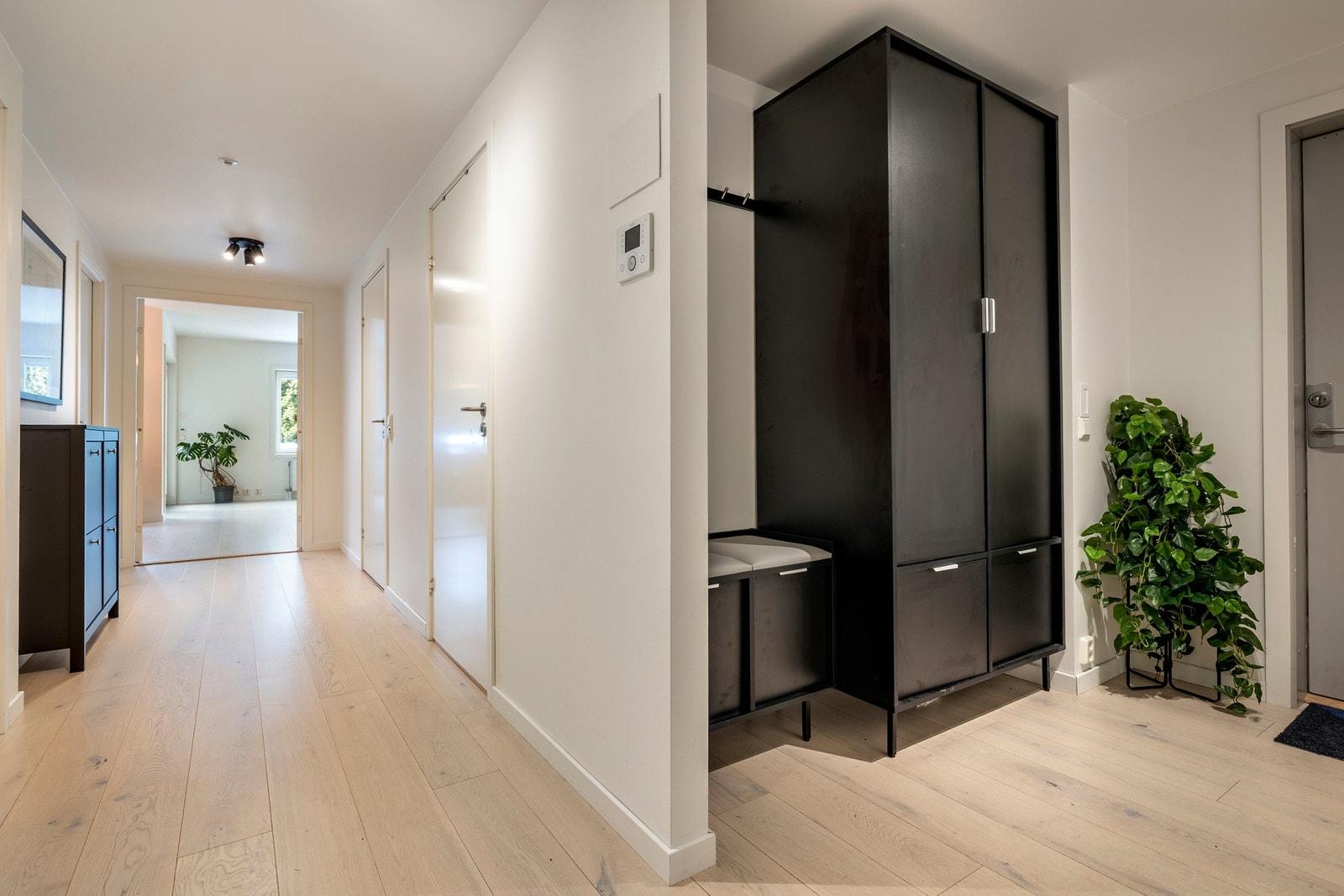 Entréen gir et godt førsteinntrykk med lysmalte vegger og parkettgulv. Galleribilde