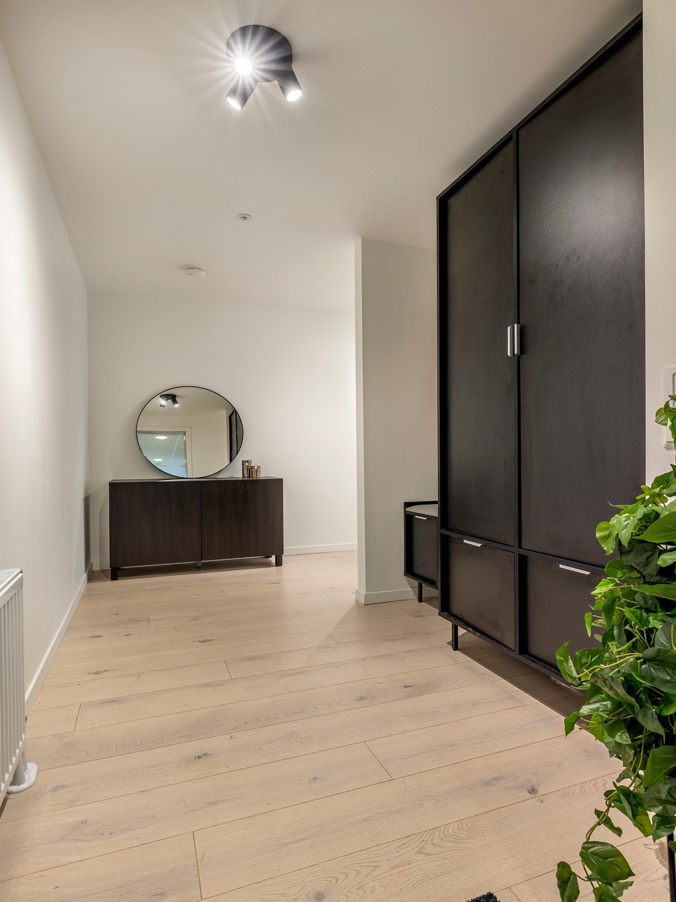 Her finner du et praktisk garderobeskap for oppbevaring av yttertøy, sko og annet utstyr. Galleribilde