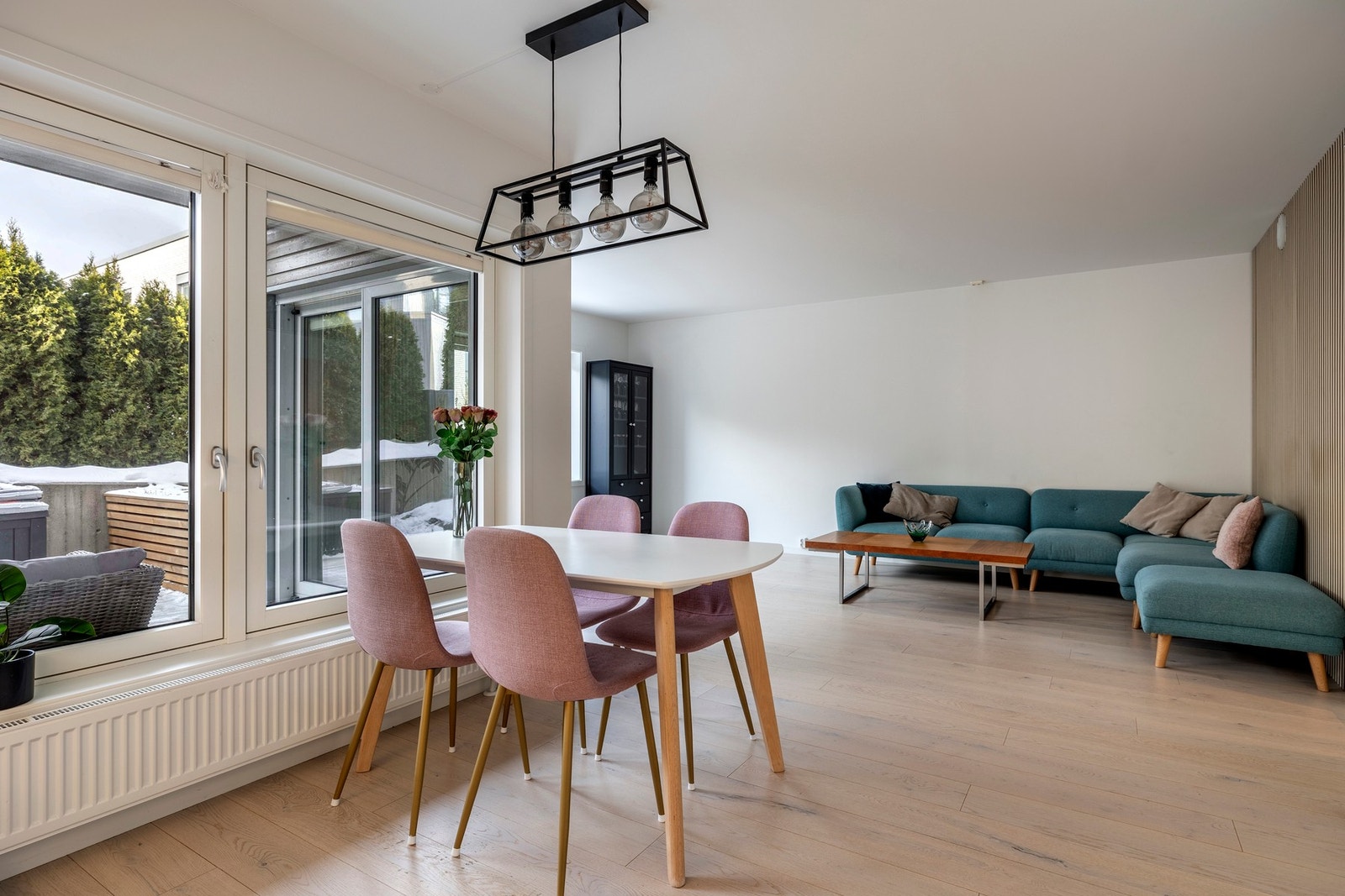 Leiligheten har en åpen stue- og kjøkkenløsning som skaper en luftig og sosial atmosfære. Galleribilde