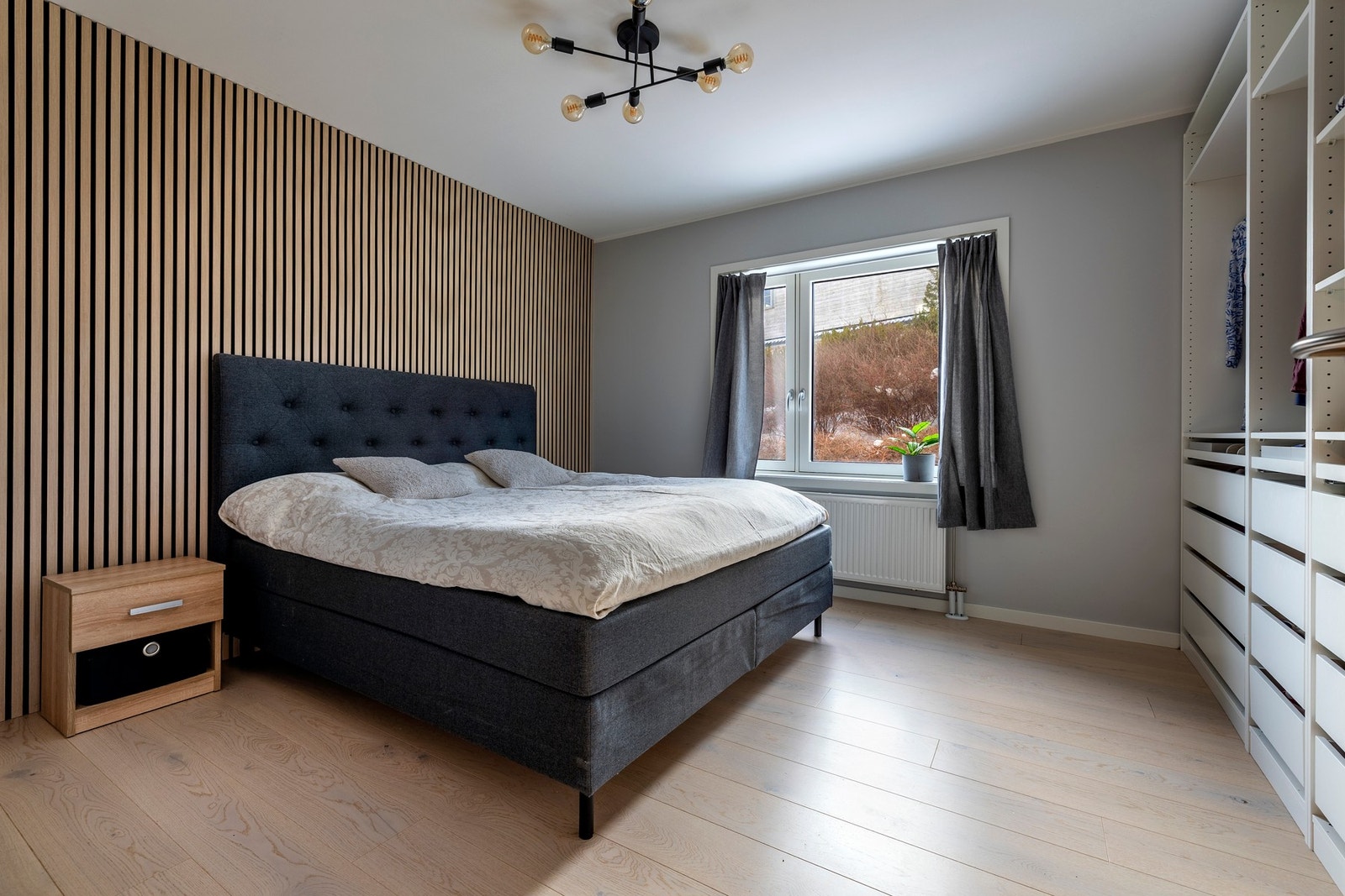 Leiligheten har to romslige soverom, begge med god plass til seng og nattbord. Galleribilde