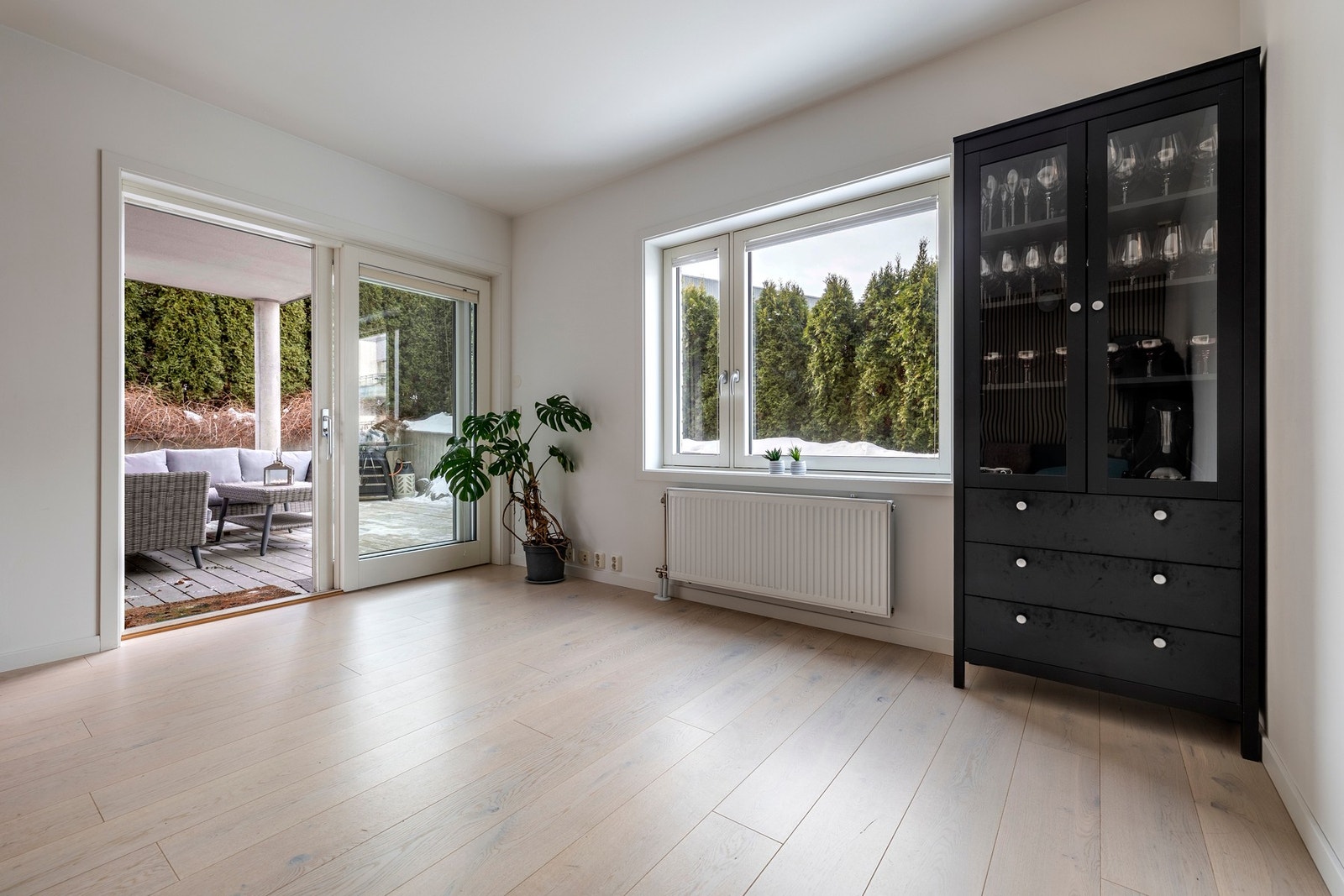 Fra stuen er det utgang til en romslig, usjenert terrasse på ca. 30 kvm. Galleribilde