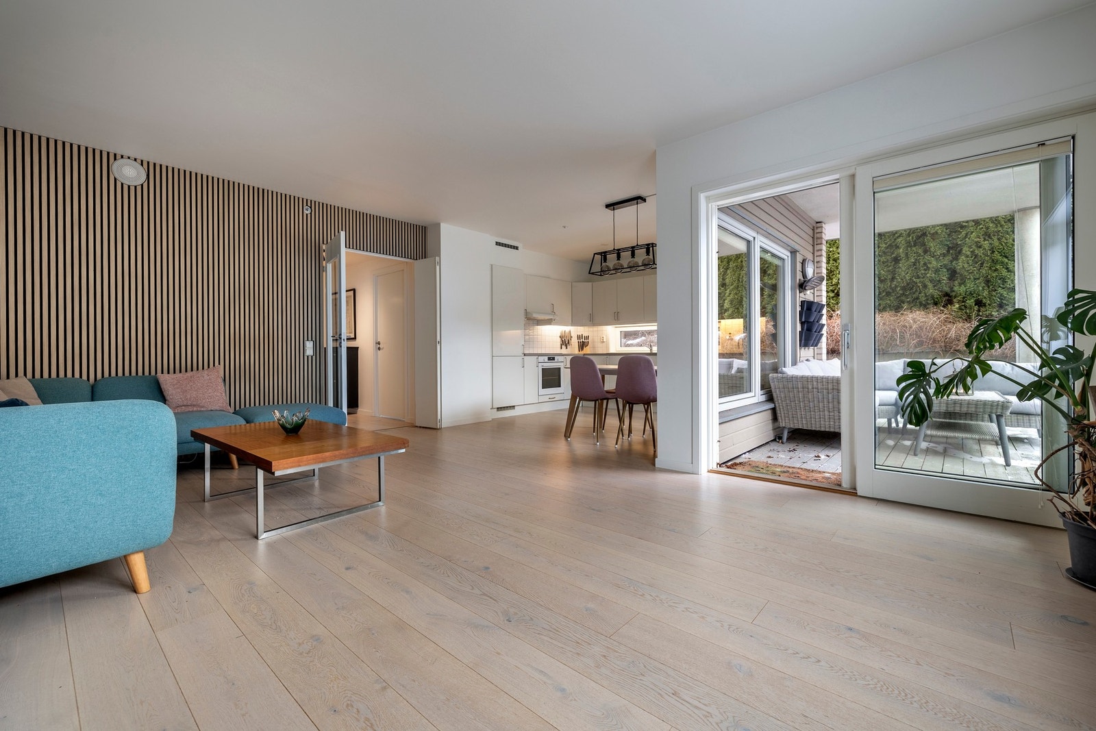 De store vindusflatene slipper inn rikelig med naturlig dagslys, noe som forsterker romfølelsen. Galleribilde