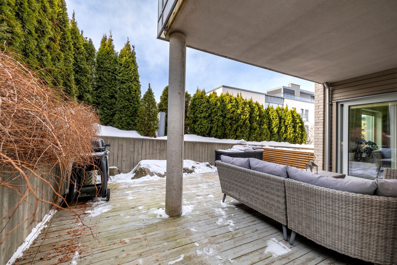 Terrassen ligger skjermet bak hekken. Galleribilde
