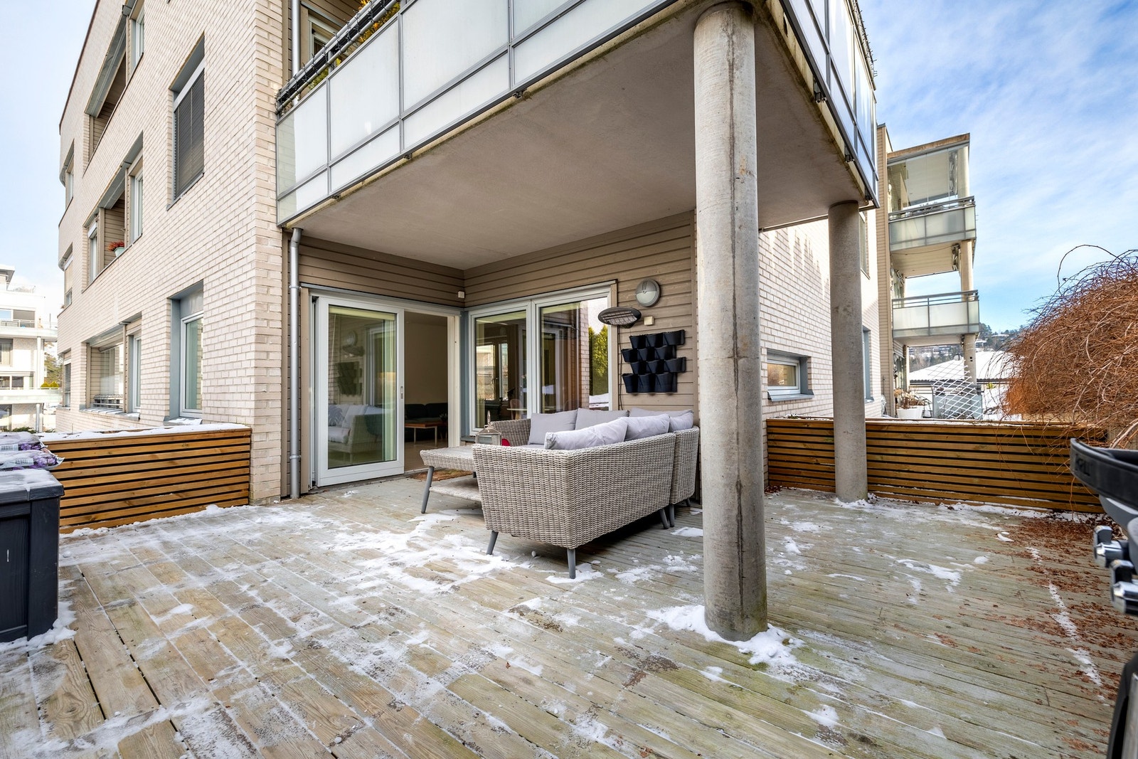 Her er det rikelig med plass til både sittegruppe, spisebord og grill, perfekt for hyggelige måltider og sosiale sammenkomster. Galleribilde