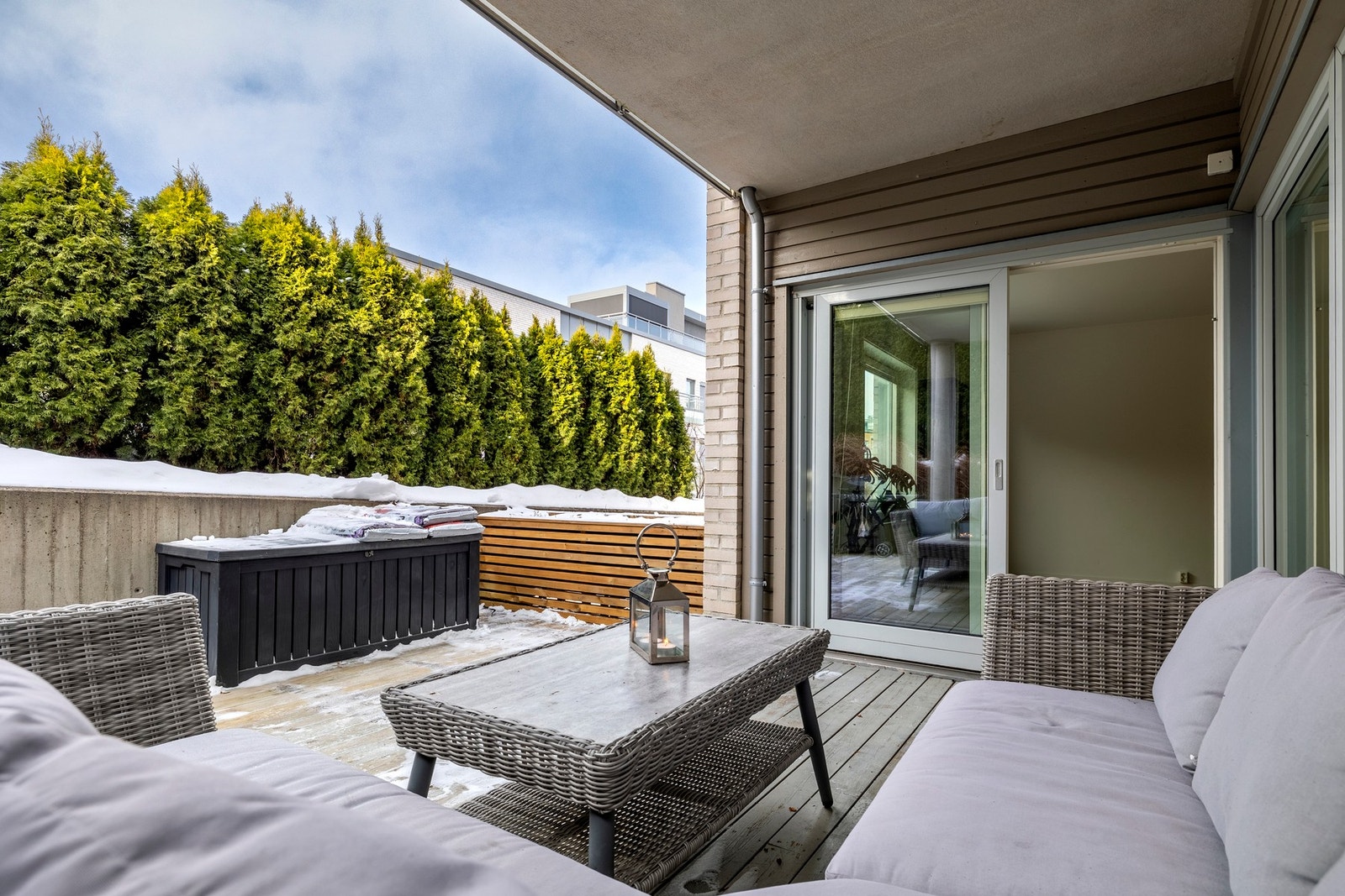 Fra stuen er det utgang til en romslig terrasse på ca. 30 kvm. Galleribilde