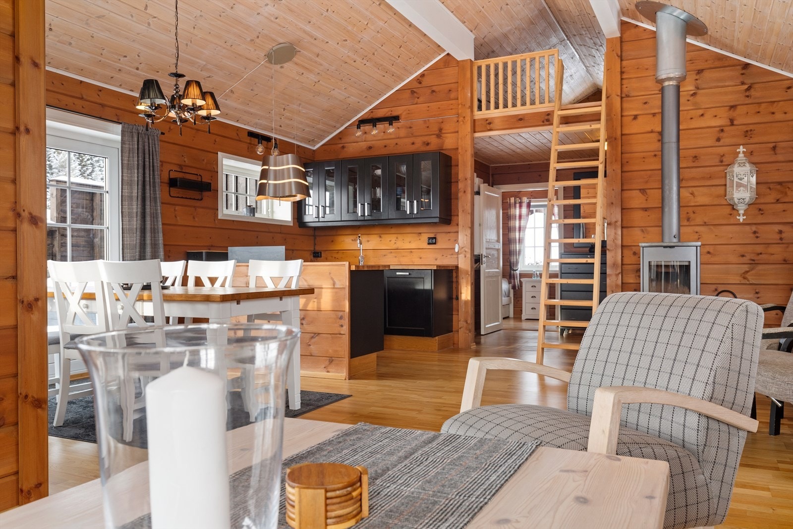 Stue har flere soner og takhøyde som gir en god romfølelse Galleribilde