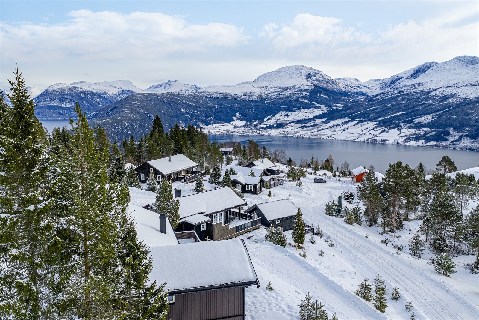 Ypperlig uteområde for avslapning etter en aktiv dag på fjellet Galleribilde