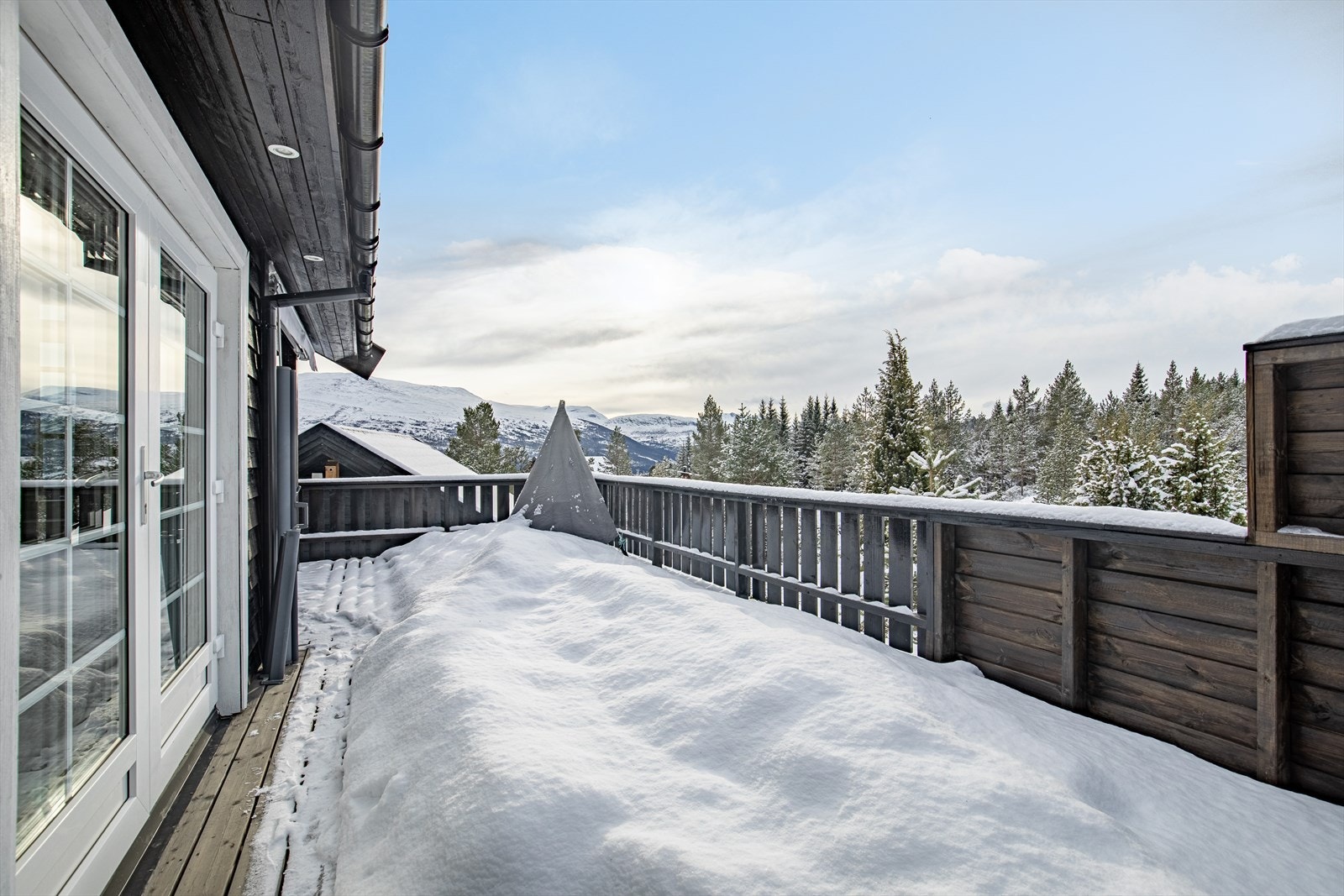Innbydende terrasse med god plass til utemøbler og sosialt samvær Galleribilde
