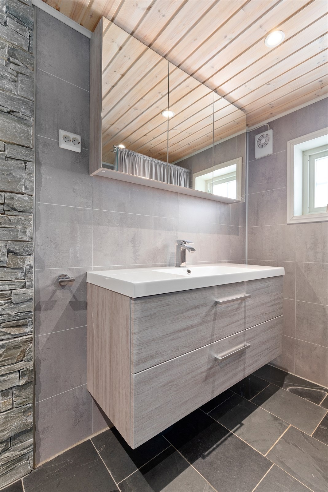 Fin baderomsinnredning med god oppbevaring Galleribilde