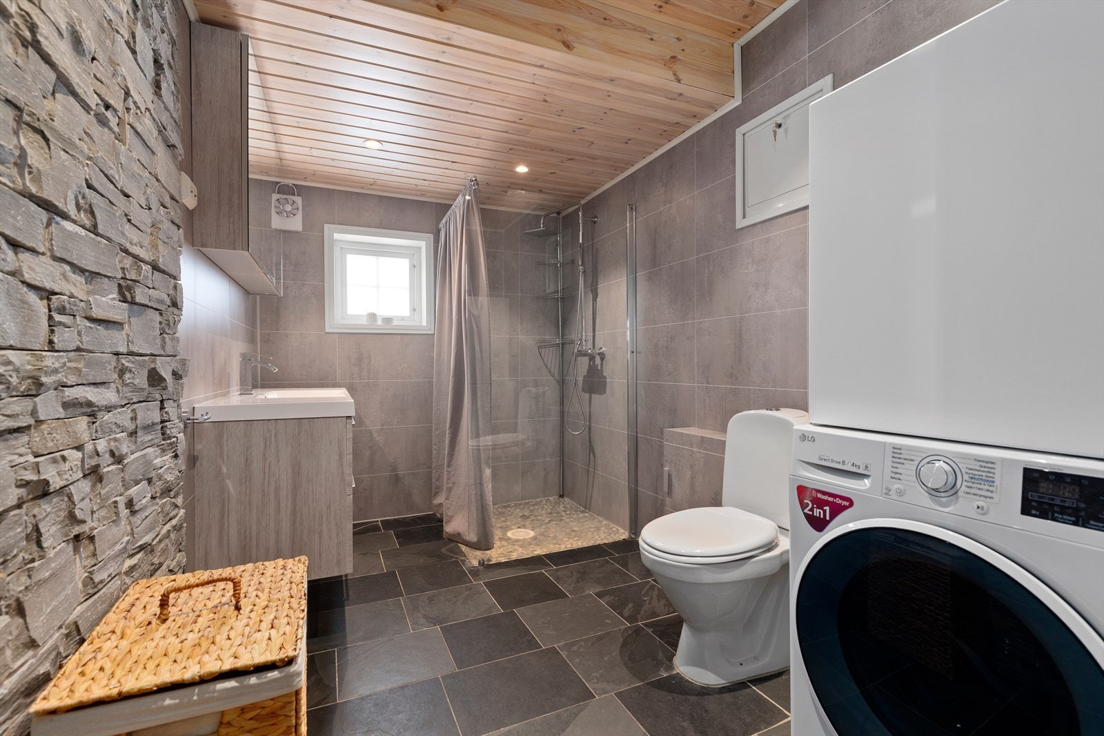 Fint og moderne bad med elektriske varmekabler Galleribilde