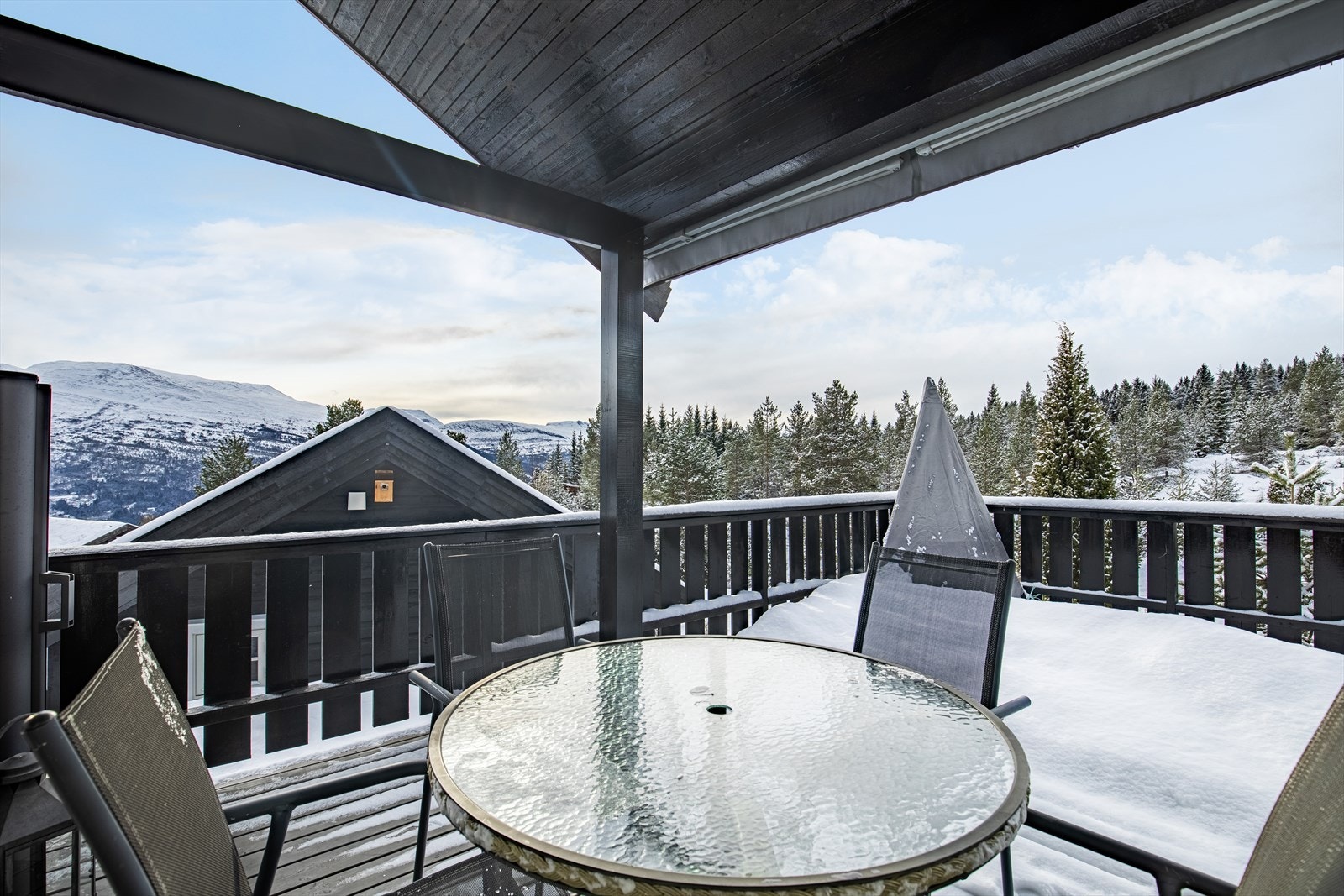 Romslig terrasse med gode solforhold og flott utsikt Galleribilde