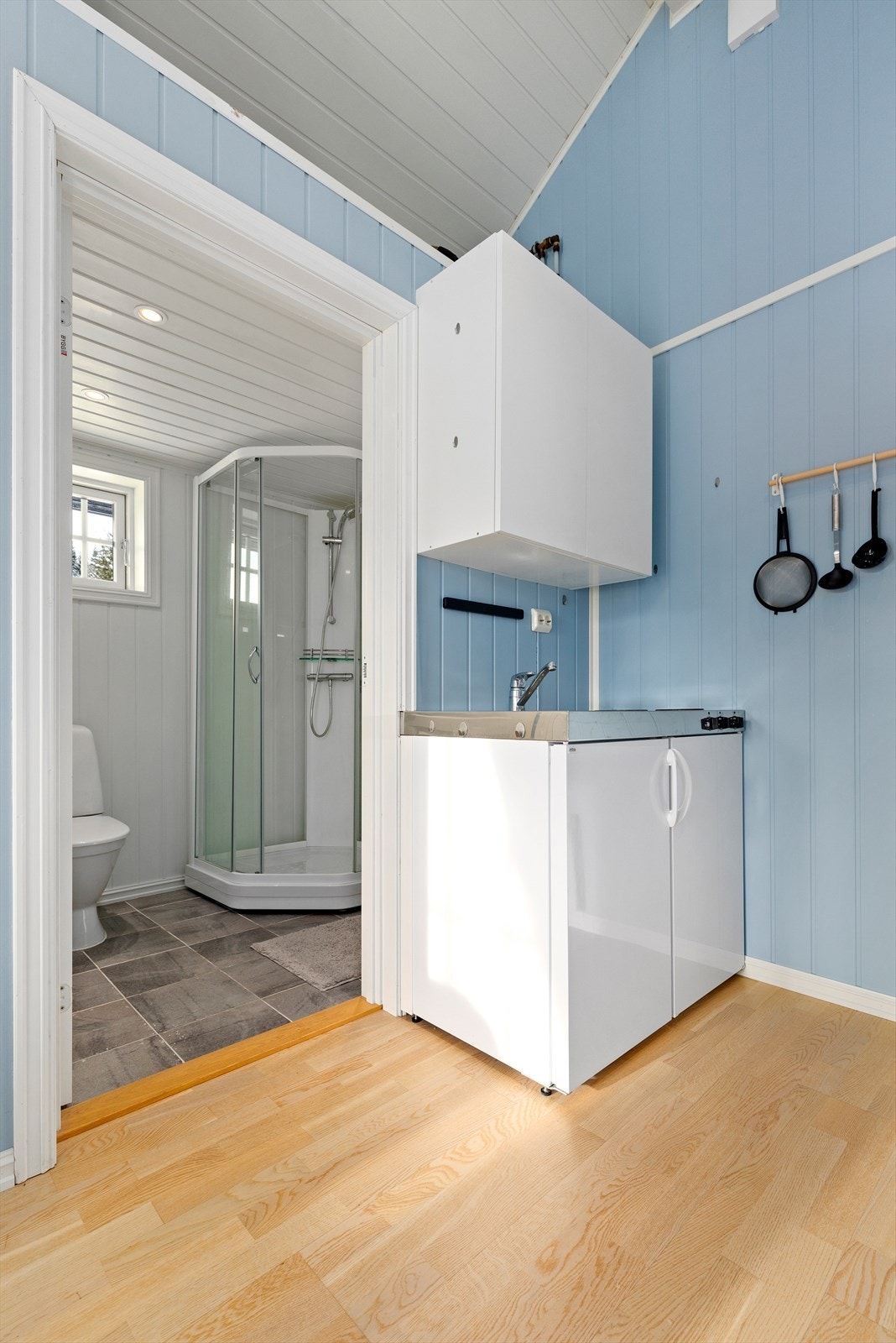 Lite tekjøkken med alt man trenger Galleribilde