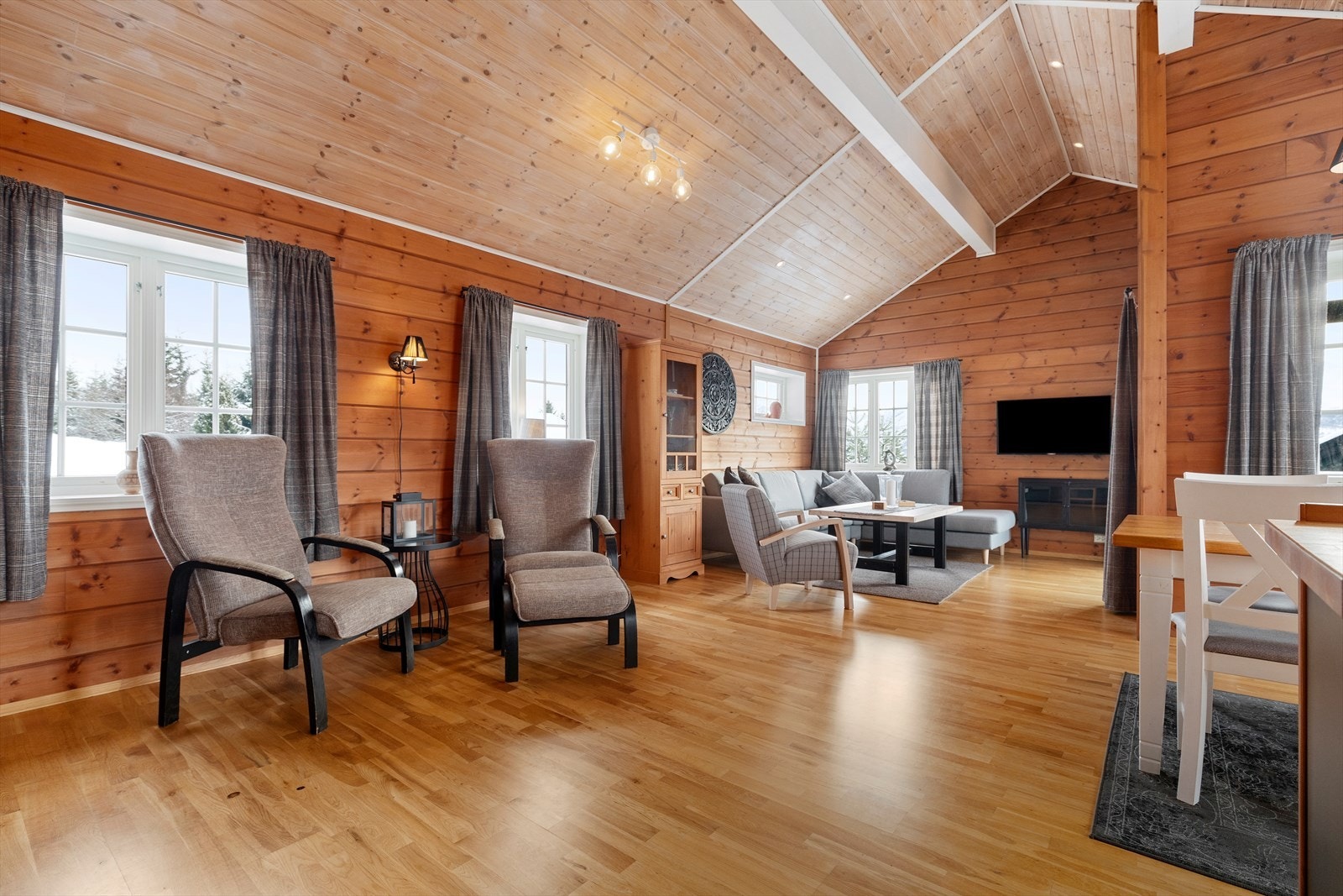 Hyttas naturlige samlingspunkt - varm og stemningsfull stue Galleribilde