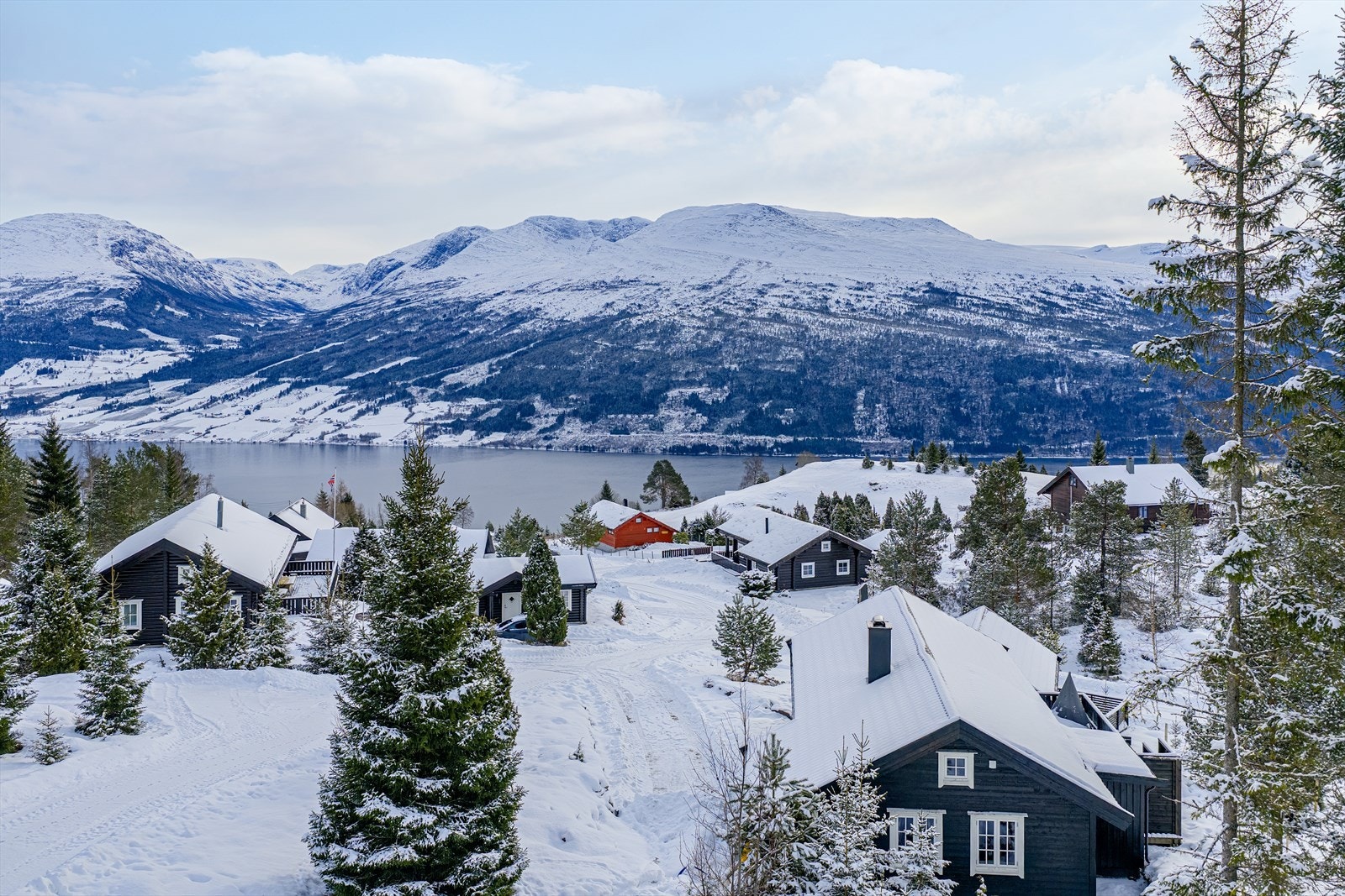 Velholdt hytte med flott utsikt Galleribilde