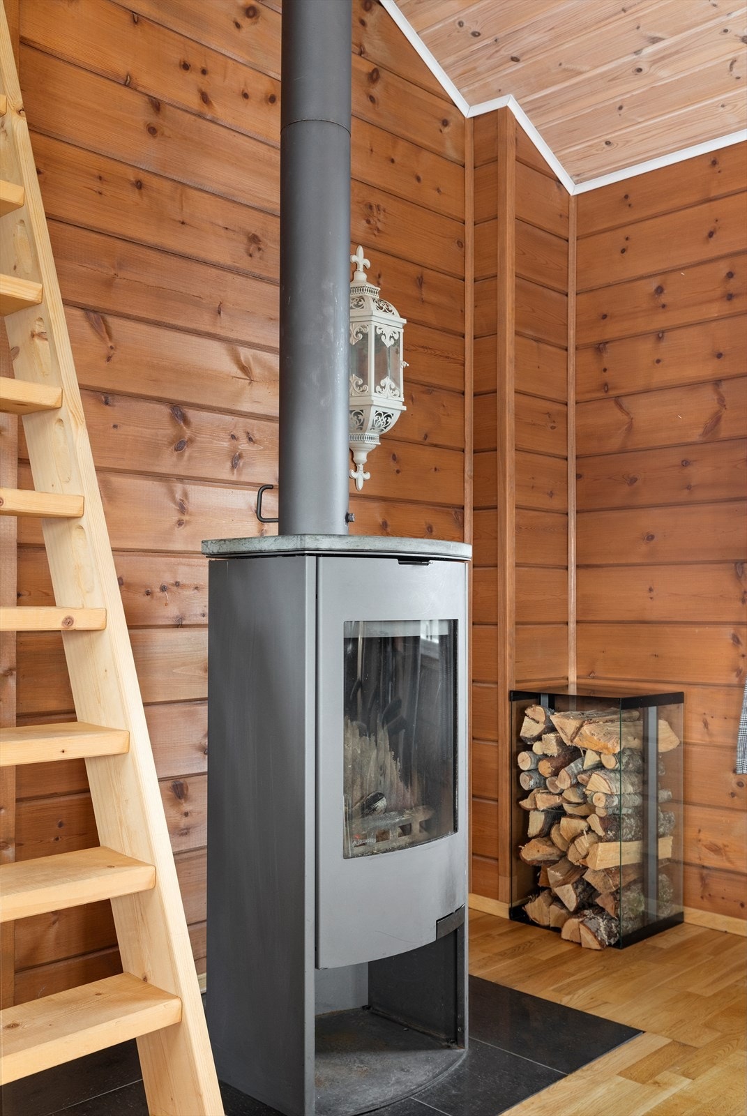 Peis i stue som gir hyttefølelsen og varmer godt på kalde dager Galleribilde