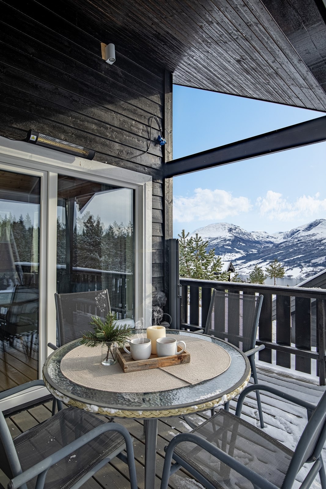 Noe overbygd terrasse, som man kan benytte selv om det er nedbør Galleribilde