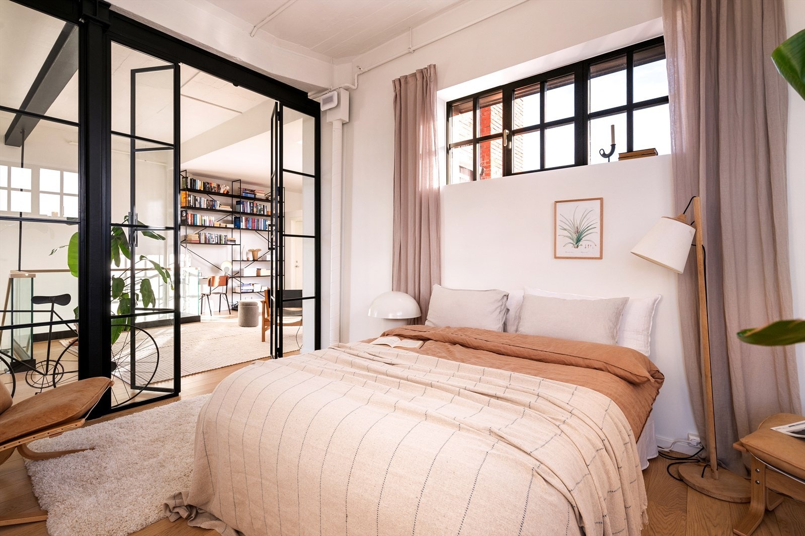 Rommet gir god plass til både dobbeltseng og nattbord, med flere møbleringsalternativer. Galleribilde