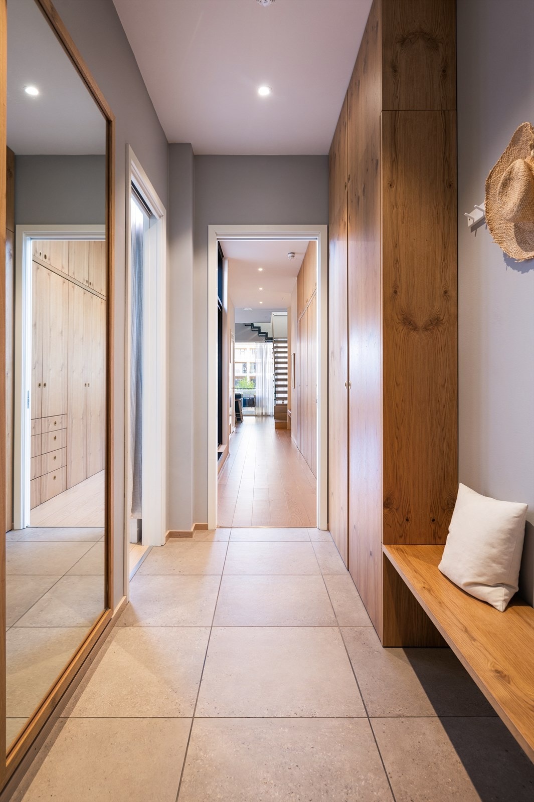 Entréen er romslig og innbydende, med flislagt gulv i tidløse gråtoner som skaper et moderne og stilrent preg. Galleribilde