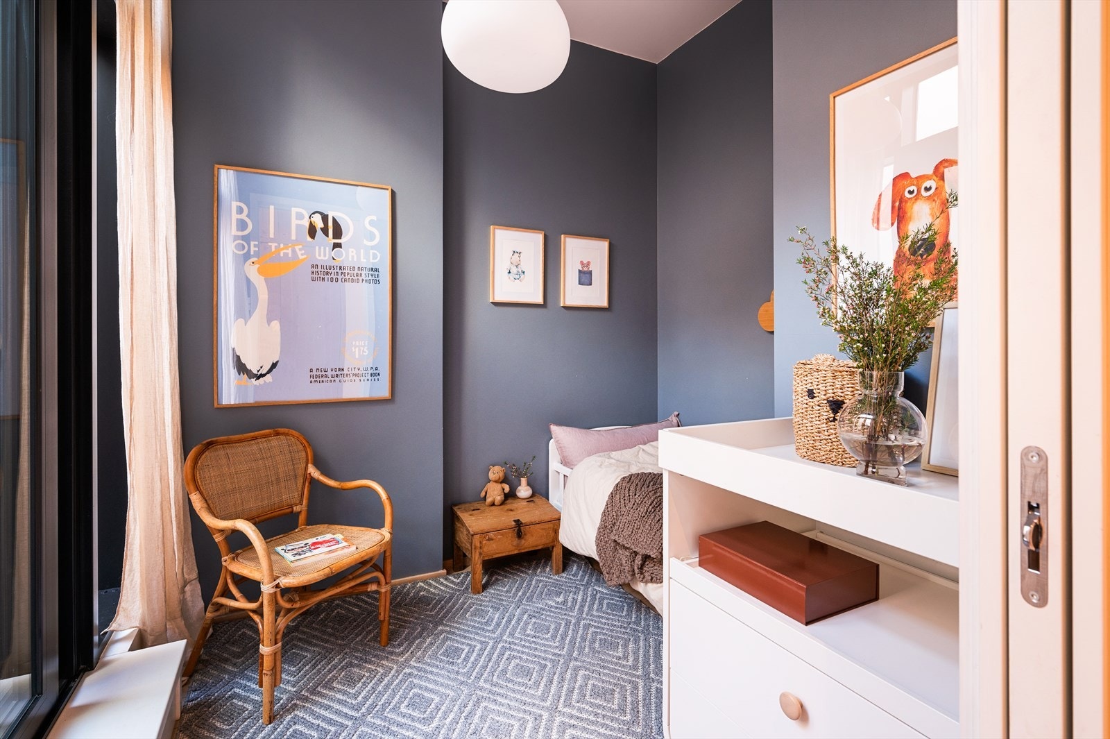 Begge rom egner seg godt som soverom for både voksne og barn, og de store vinduene gir en lys og romslig følelse. Galleribilde