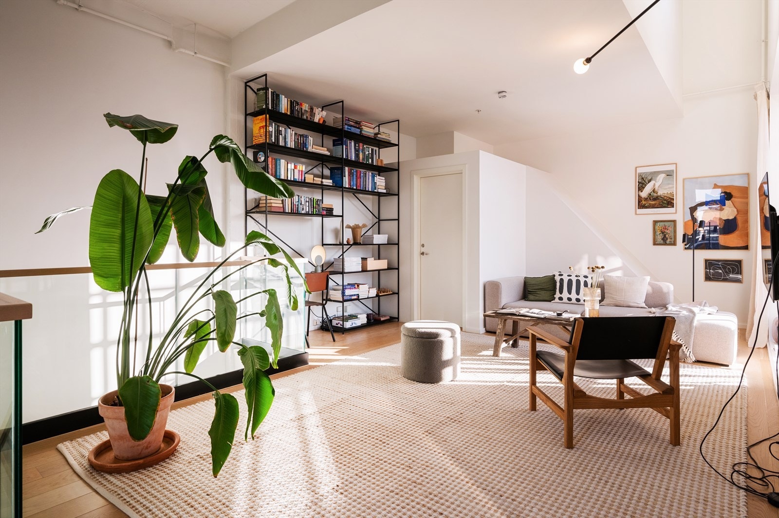 Rommet tilbyr fleksible møbleringsmuligheter som enkelt kan tilpasses ulike behov. Galleribilde