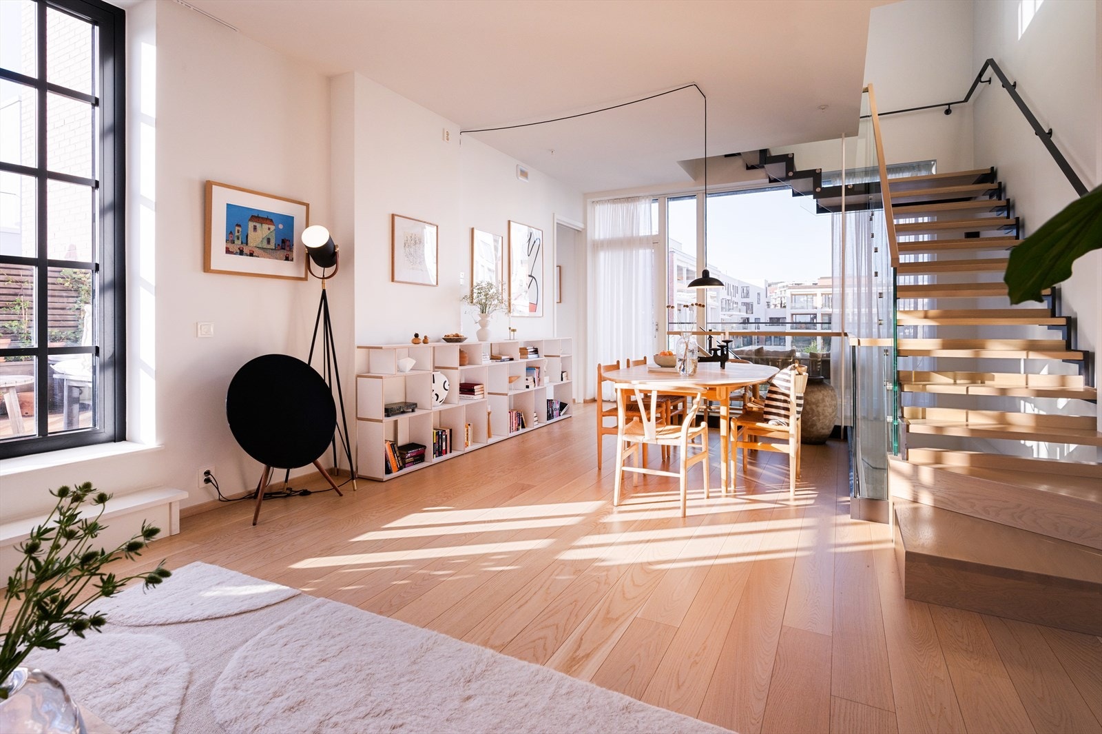 Gulv-til-tak-vinduer slipper inn rikelig med dagslys og bidrar til en åpen og luftig romopplevelse. Galleribilde