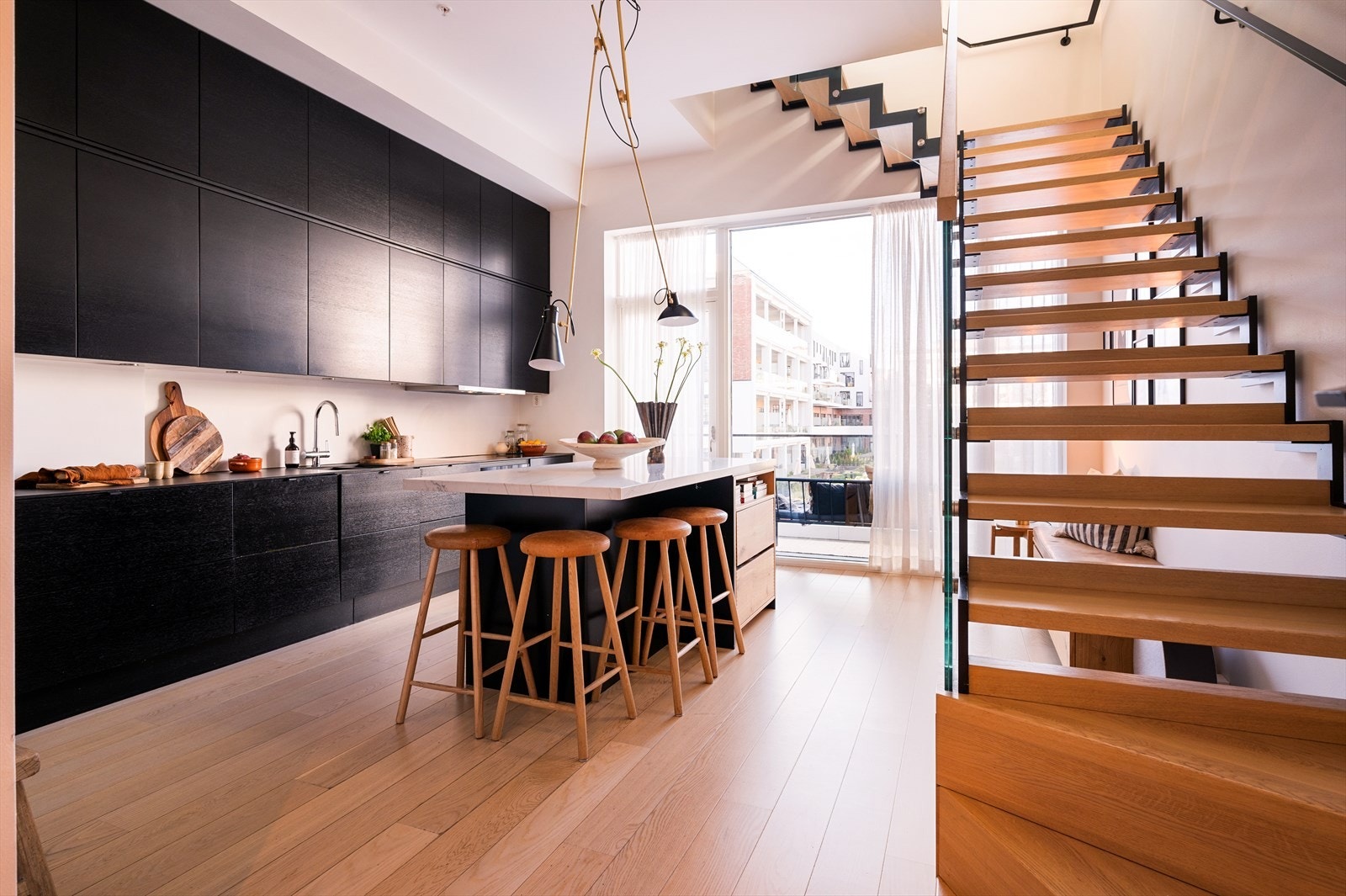 Leiligheten er utstyrt med et moderne og smakfullt kjøkken fra 2019. Galleribilde