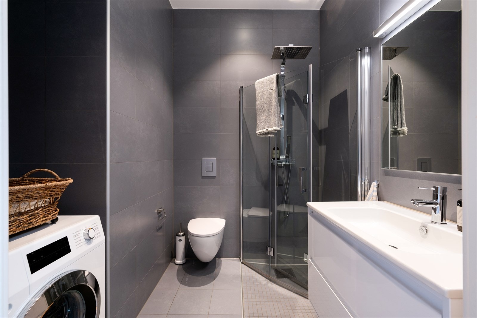 Stilrent og moderne baderom med vannbåren gulvvarme . En fin kombinasjon av funksjonalitet og elegante detaljer. Galleribilde