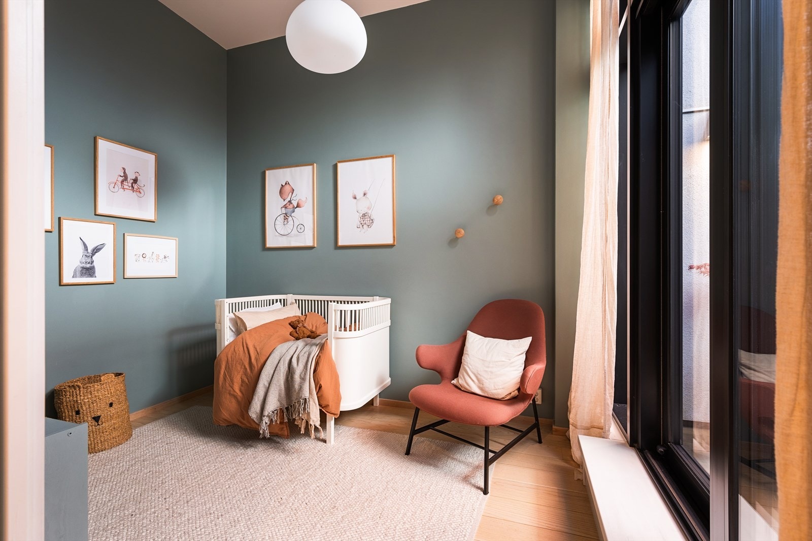 Soverommene er innredet med gjennomtenkte fargevalg og materialer av høy kvalitet. Galleribilde