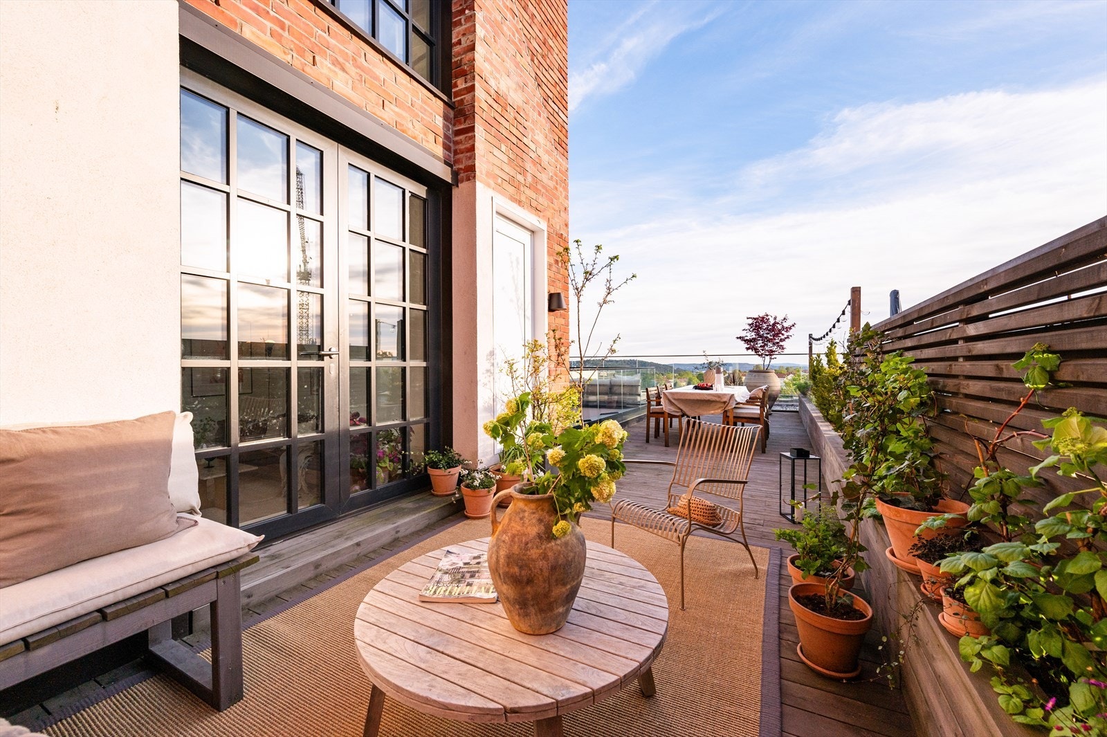 Den sydvestvendte takterrassen på hele 51 kvm byr på rikelig med plass og sol gjennom store deler av dagen. Galleribilde