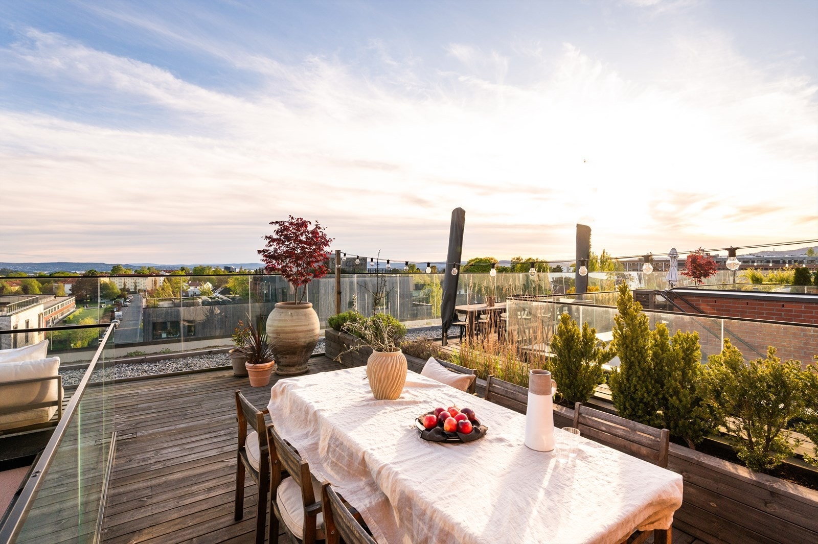 Her finner du en solrik oase med solforhold fra formiddag til kveld - perfekt for både avslapning og sosiale sammenkomster. Galleribilde