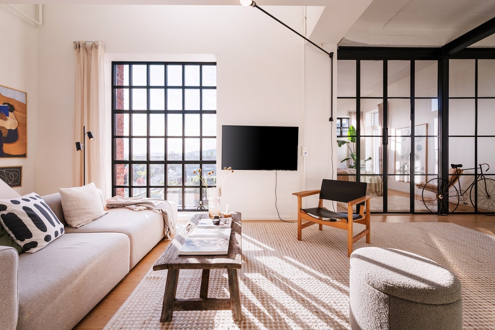 Sorte vindusrammer og trappegelender setter et moderne preg og tilfører stuen et eksklusivt uttrykk Galleribilde