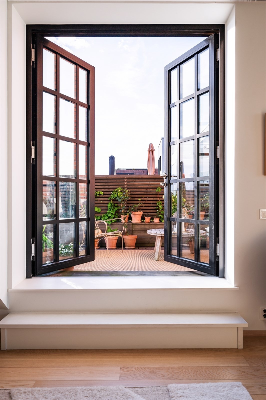 Fra stuen er det utgang til to fantastiske uteområder, noe som gir etasjen en ekstra attraktiv kvalitet. Galleribilde