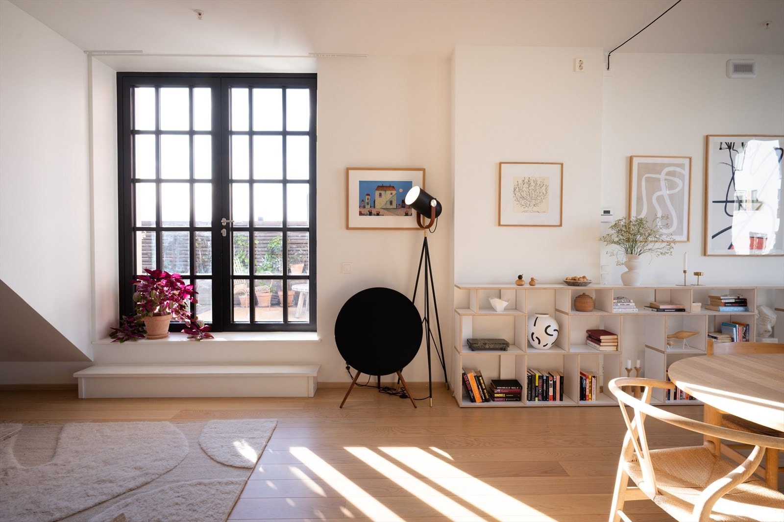 Med sin generøse størrelse er stuen godt egnet for å dele inn i ulike soner etter behov og livsstil. Galleribilde