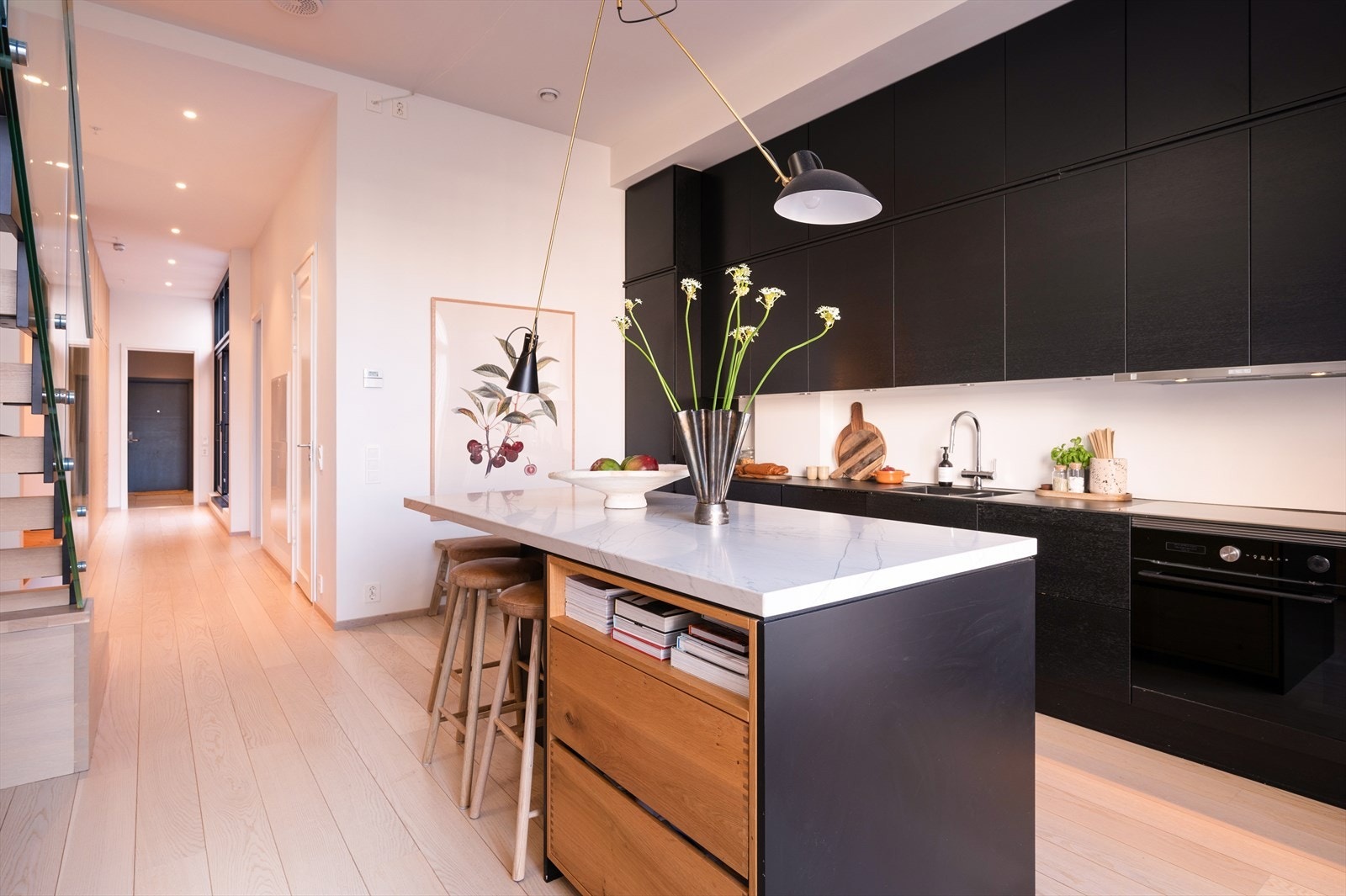 Med integrerte hvitevarer av høy kvalitet, som oppvaskmaskin, stekeovn, induksjonstopp og kjøl-/fryseskap, fremstår kjøkkenet som både praktisk og elegant. Galleribilde