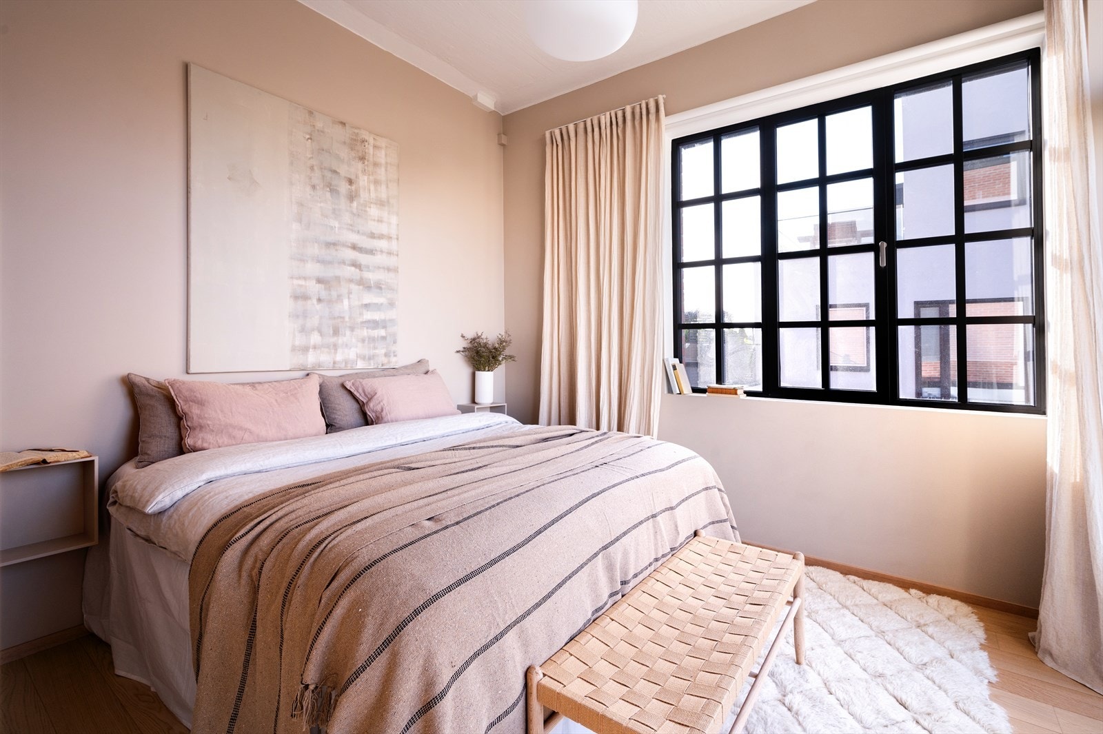 Vinduene er utformet med sorte, smårutete karmer som tilfører et moderne og sofistikert preg. Galleribilde