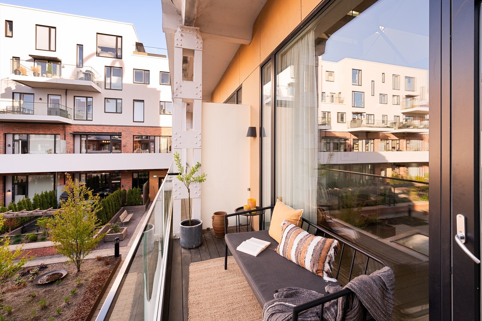 Balkongen egner seg perfekt for morgenkaffen eller en rolig stund ute i frisk luft. Galleribilde