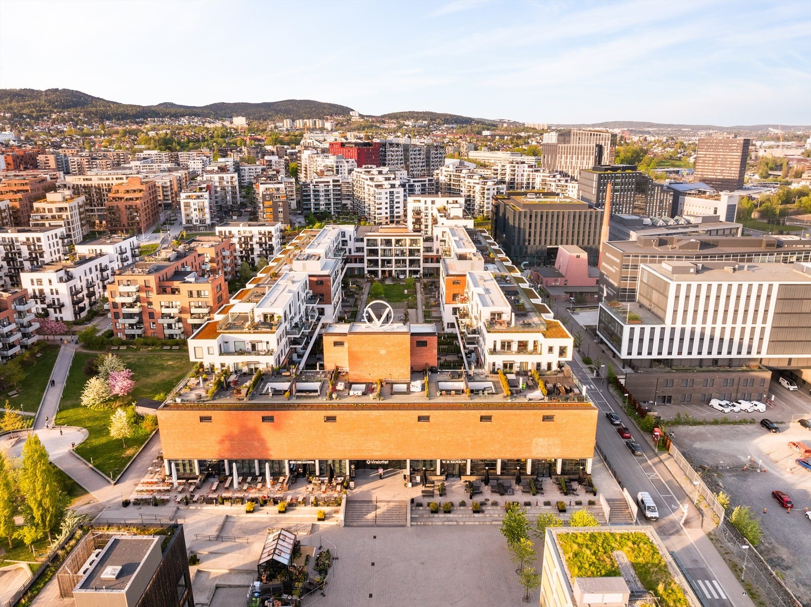 Området har gjennomgått en omfattende transformasjon de siste årene, hvor tidligere industribygg har blitt erstattet av moderne boliger og næringslokaler. Galleribilde