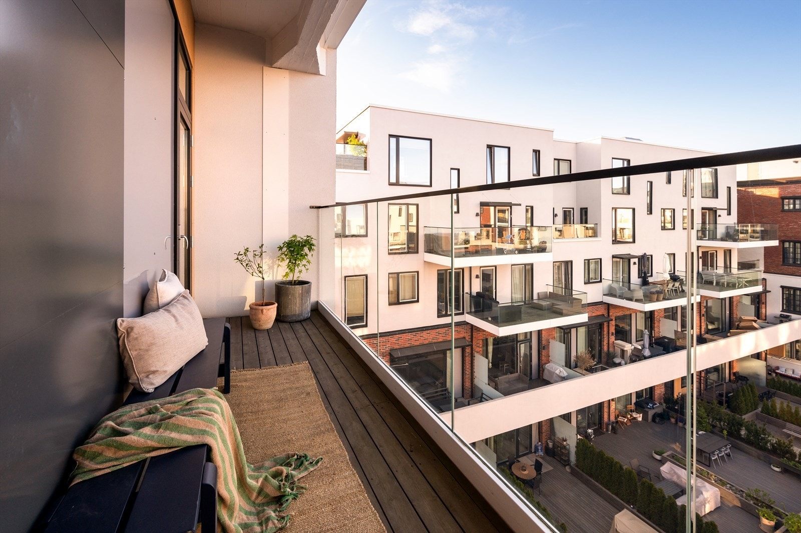 Balkongen måler 14 m² og fungerer som en naturlig forlengelse av rommet , perfekt for å nyte rolige stunder ute. Galleribilde