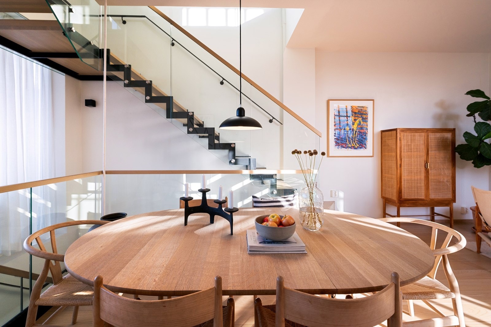 God plass til spisebord hvor du kan invitere venner og familie på hyggelige sammenkomster. Galleribilde