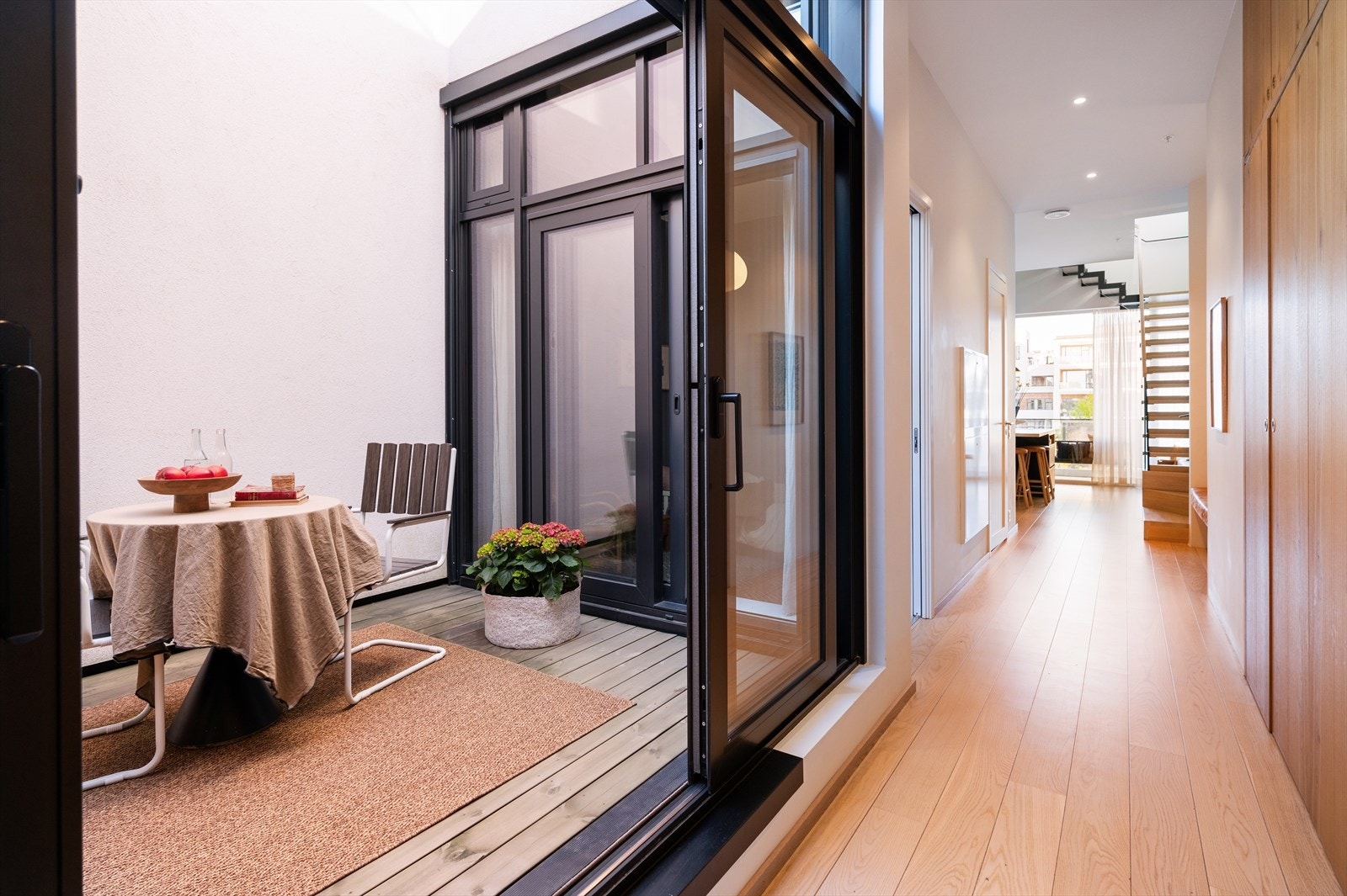 Atriet ligger skjermet til og byr på en rolig uteplass midt mellom soverommene og gangen. Galleribilde