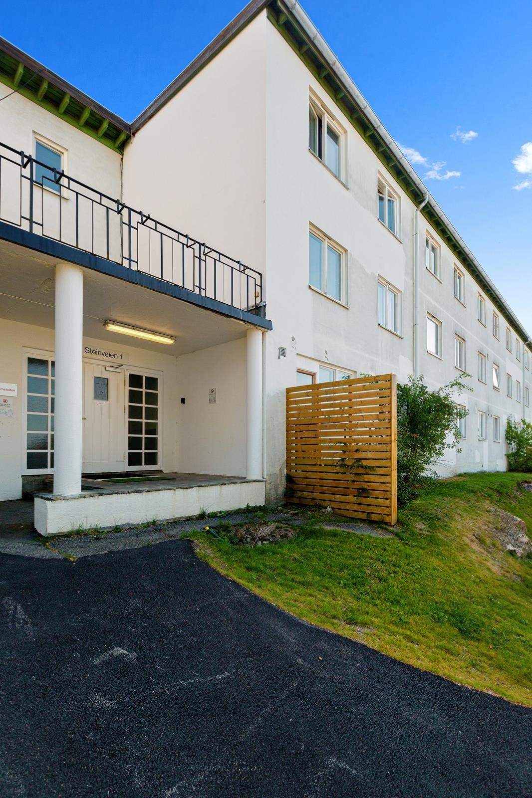 Pent inngangsparti med asfaltert adkomstvei Galleribilde