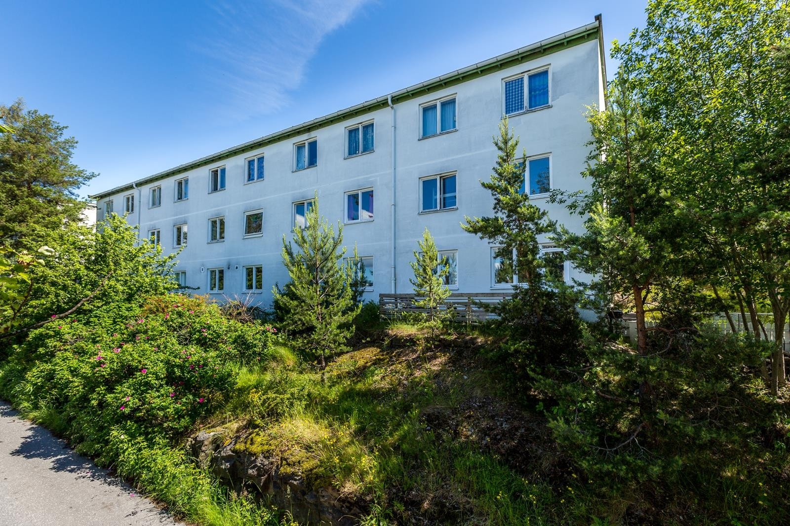 Gården ligger i grønne omgivelser omkranset med grøntareale Galleribilde